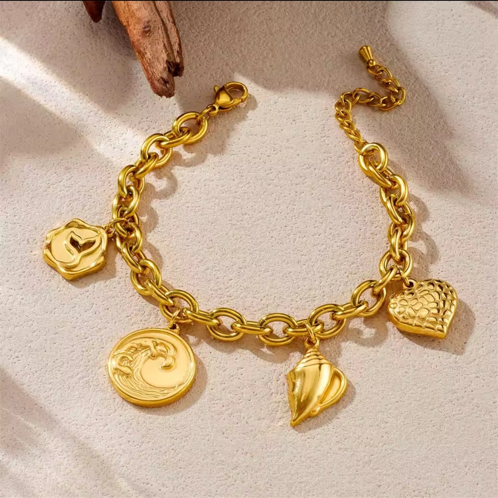Elegant 18kGold plated steel Charm Bracelet
